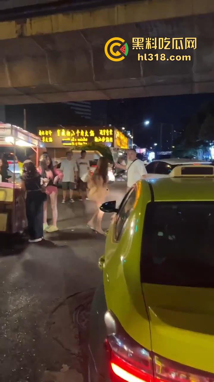 泰国妙龄小仙女发现自己的窝瓜王和女人搭话，吃醋直接暴走，深夜的街头相互殴打，集美的白色丁字裤都出来了！-1