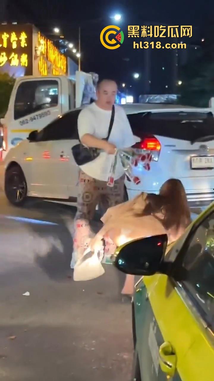 泰国妙龄小仙女发现自己的窝瓜王和女人搭话，吃醋直接暴走，深夜的街头相互殴打，集美的白色丁字裤都出来了！-3