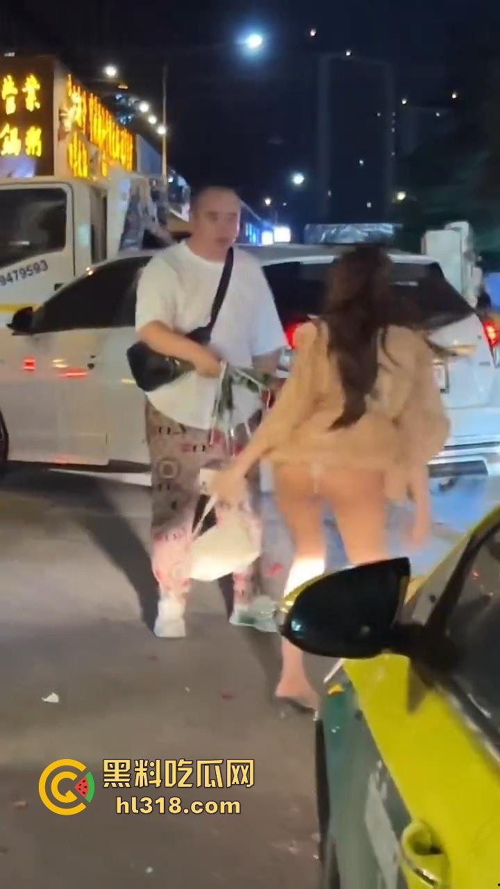 泰国妙龄小仙女发现自己的窝瓜王和女人搭话，吃醋直接暴走，深夜的街头相互殴打，集美的白色丁字裤都出来了！-4