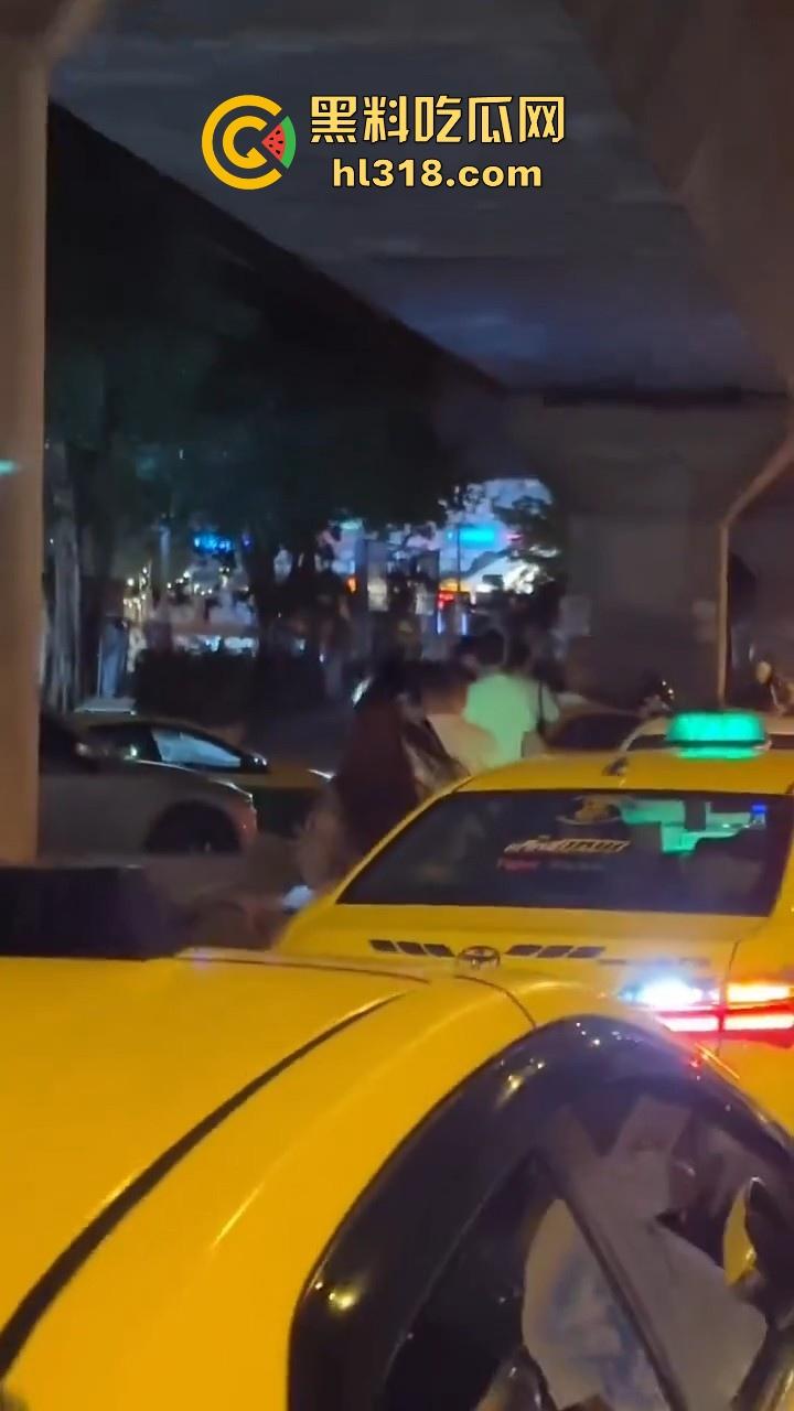 泰国妙龄小仙女发现自己的窝瓜王和女人搭话，吃醋直接暴走，深夜的街头相互殴打，集美的白色丁字裤都出来了！-7