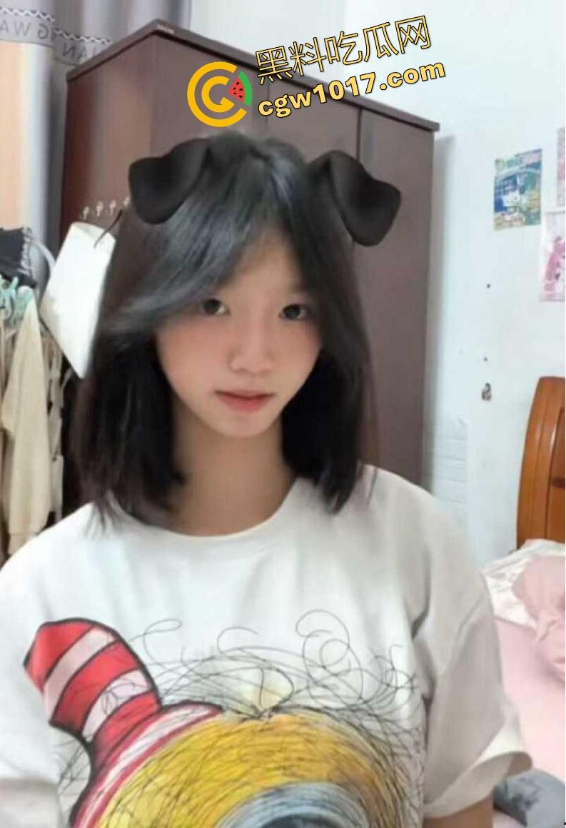 表面清纯可爱学生妹【邢可欣】长得一副人畜无害的脸，实则私下却是自慰福利姬，这小穴自插捅的，淫水泛滥！-11