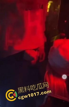 湖南长沙骑士酒吧又玩出新高度，女DJ现场给富二代口交，暴力深喉输出，还当众后入，卧槽玩这么刺激的吗！！-8