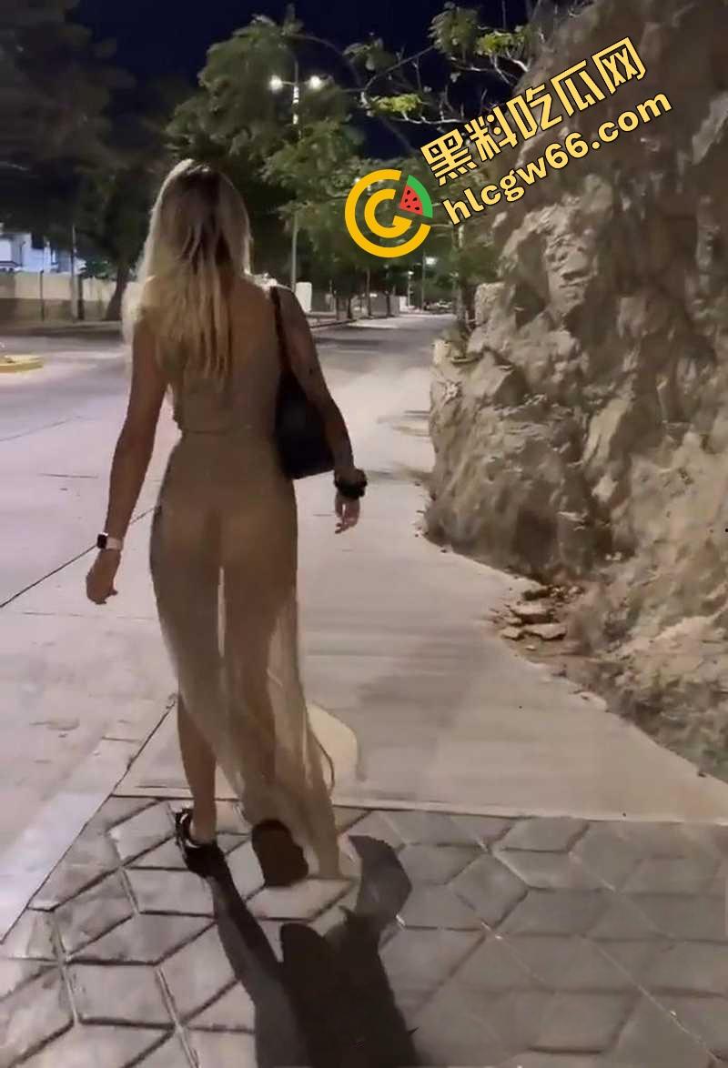 OF网红【索菲亚】NTR震撼新作，真空上门被粉丝爆操，绿帽老公旁观撸管我老婆就是为大家服务的！-2