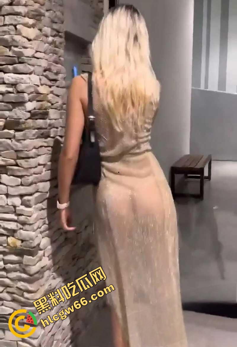 OF网红【索菲亚】NTR震撼新作，真空上门被粉丝爆操，绿帽老公旁观撸管我老婆就是为大家服务的！-3