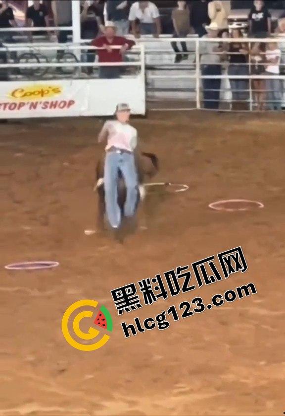 勇敢者的游戏：留在圈里拿10万美元？被牛撞一下骨折赚70万，这笔买卖真划算！-10