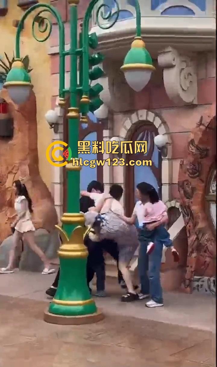 小情侣殴打带娃夫妻，只因排队插队起争执，对方全程不还手，他们却拳脚相向，现在好了赔钱赔麻了！-8