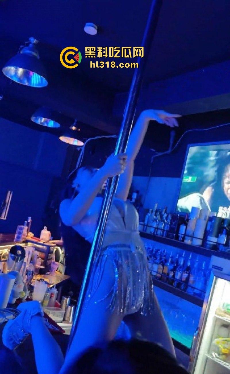 极品模特酒吧大尺度热舞，迷离的眼神，灵动的身躯，各种抖臀热舞擦边诱惑人，丰姿绰约令人陶醉向往！-1