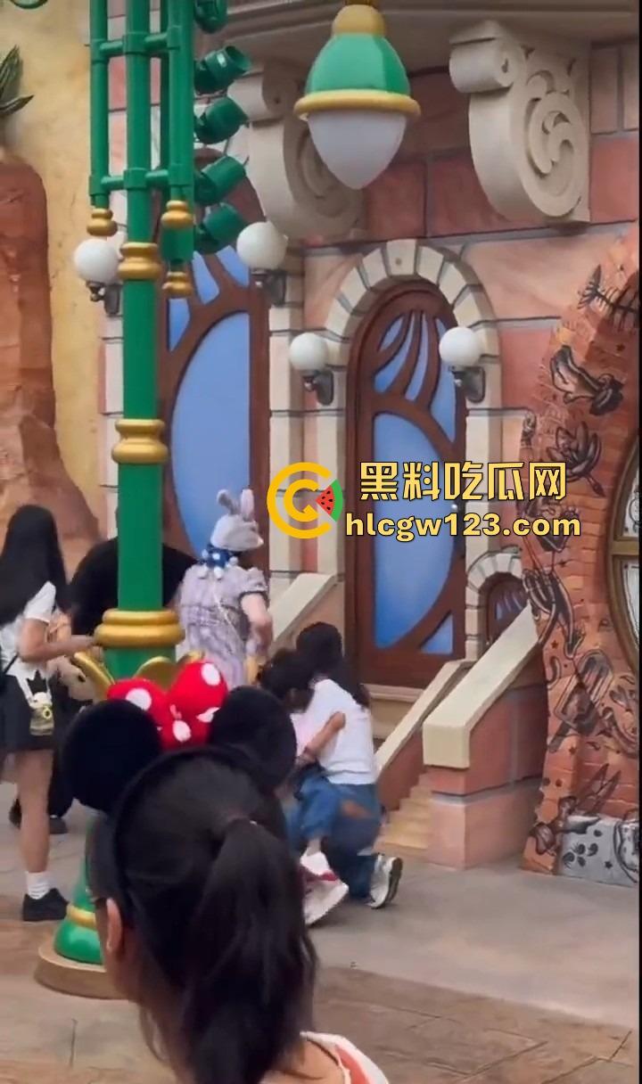 小情侣殴打带娃夫妻，只因排队插队起争执，对方全程不还手，他们却拳脚相向，现在好了赔钱赔麻了！-9