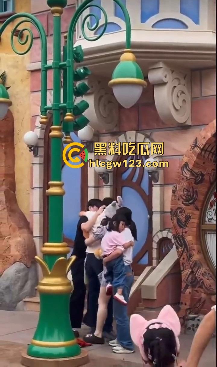 小情侣殴打带娃夫妻，只因排队插队起争执，对方全程不还手，他们却拳脚相向，现在好了赔钱赔麻了！-11