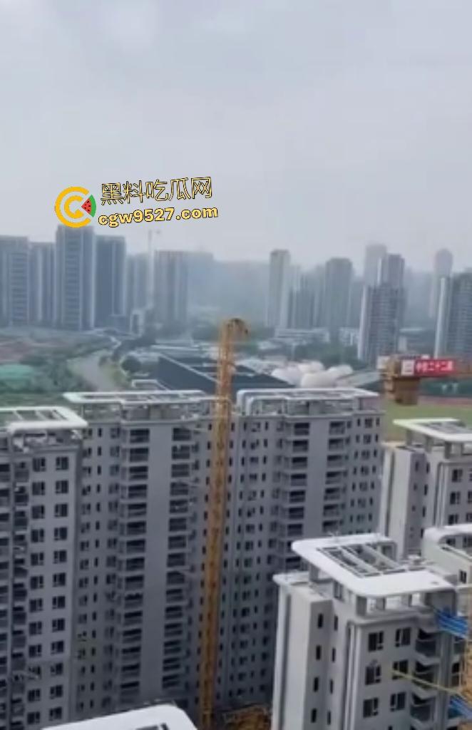 成都成华区塔吊坍塌，塔吊头扭曲，直接把人压在半空中，这塔吊都能倒塌，谁还敢住这房子？-2