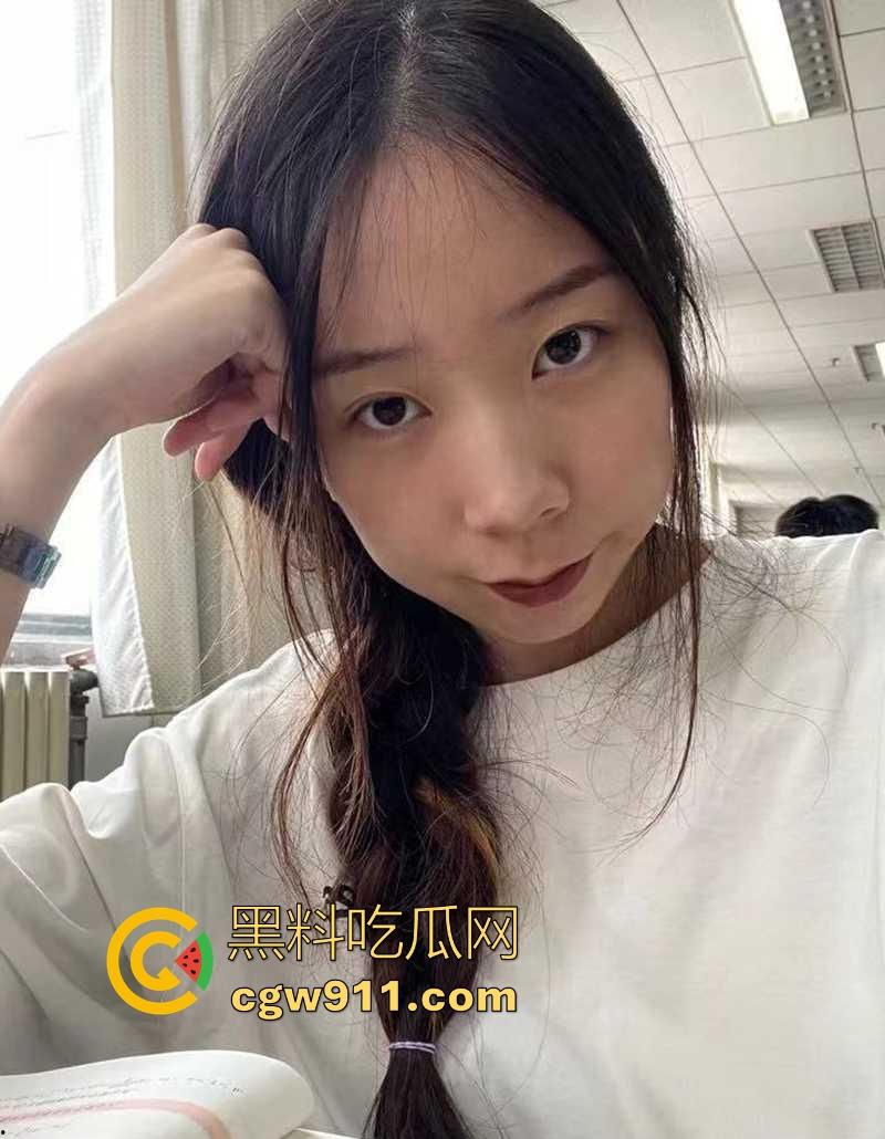 江苏盐城淫荡反差婊不雅视频泄露，超反差眼镜妹每天下班就是做爱，边口交边面对镜头比耶，撅起翘臀被猛操！-1
