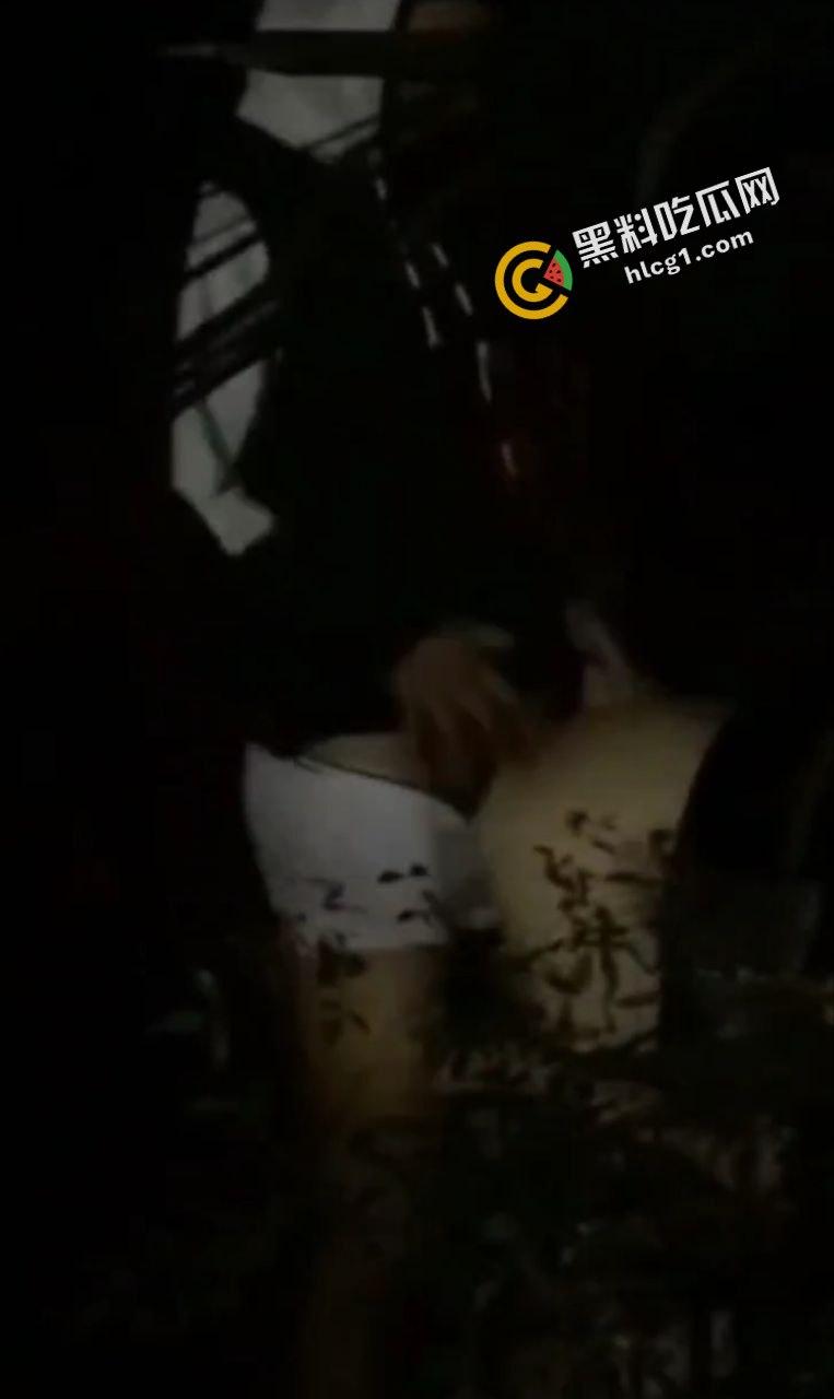 陕西能源职业技术学院 小情侣半夜树林里打野战 快活后入时被偷拍传出-3