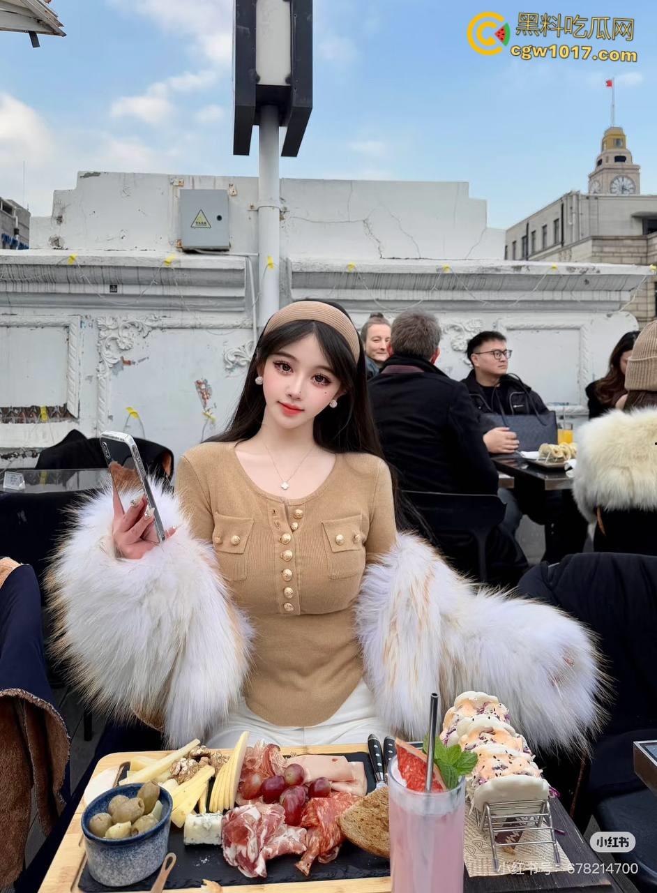 下午硬的受不了，把牛仔裤巨乳姐姐约出来，前凸后翘超长深沟，巨乳饱满主动骑乘，蜜穴在镜头前被肆意抽插！-3