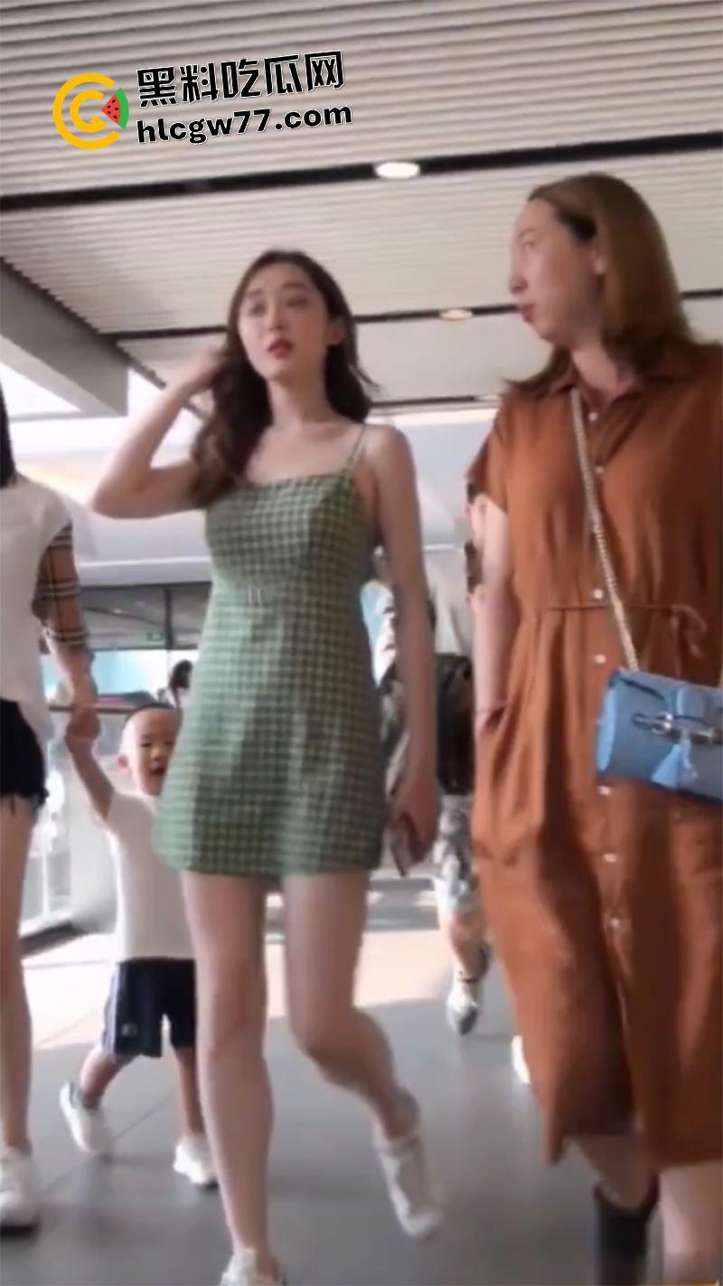 抄底大神冒死偷拍，女明星【蒋梦婕】白嫩长腿至极撩人,小内内清晰可见 后入绝对爽翻了!-4