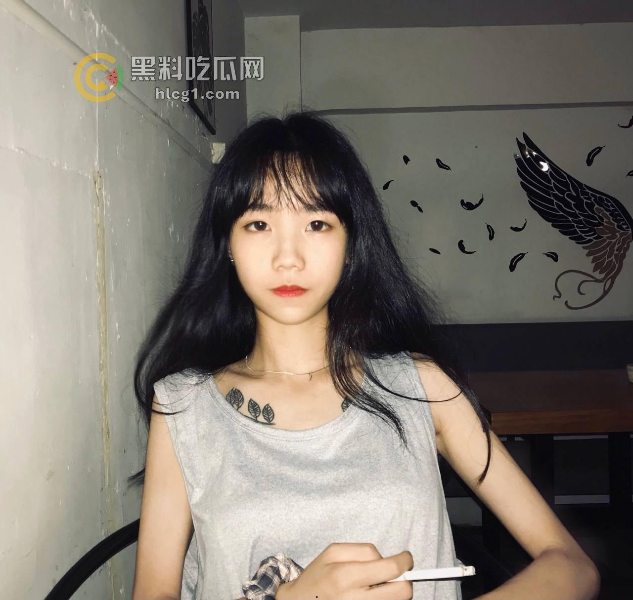 2002年小嫩妹自拍裸照泄露，白嫩光滑的完美身材引发围观！-1