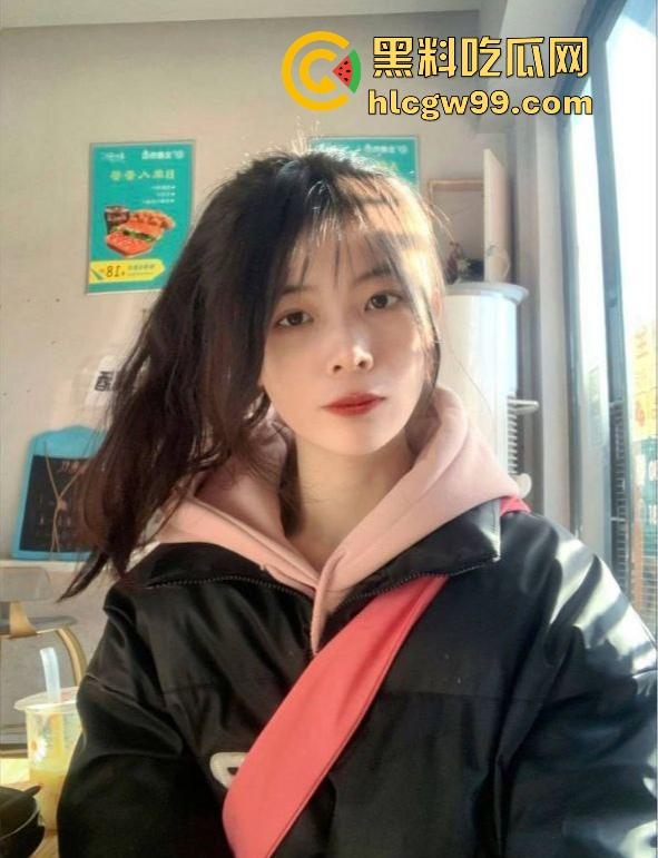 四川宜宾【赵倩】被爆私密视频，清纯学生妹跪地口交被颜射，粉嫩嫩的小逼惊艳众人！-3