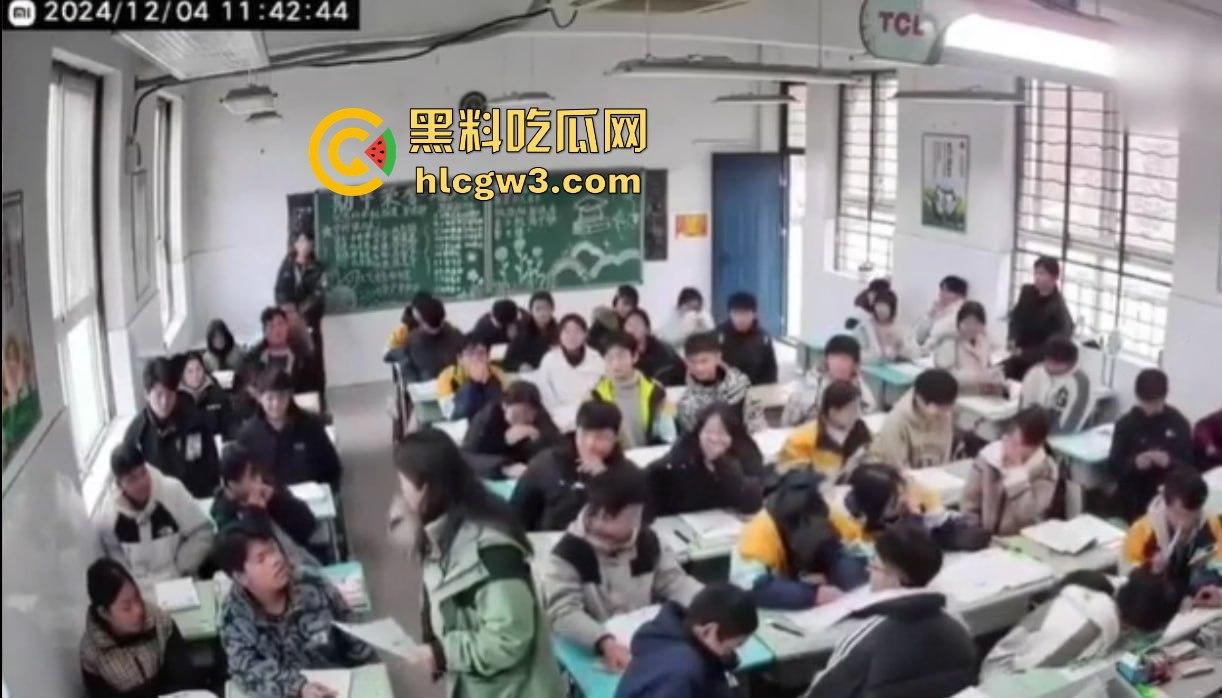 山东班主任女老师用戒尺教育学生被反击！遭学生当场辱骂殴打，男同学拉不住场面失控！-4