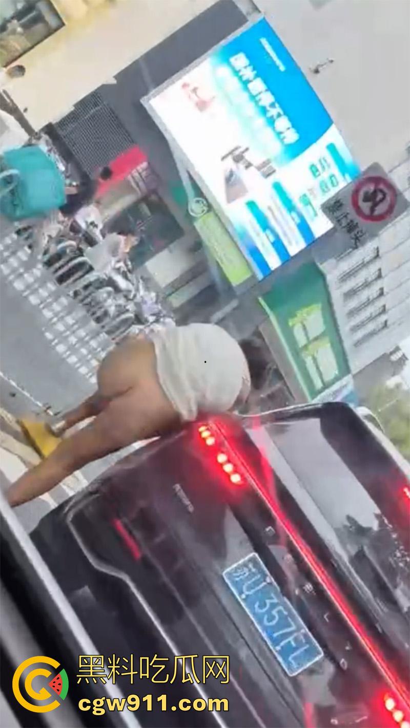 江苏苏州街头裸女，女精神病饭店脱衣，当街裸奔殴打他人，甚至还砸车发疯，有没有那个流浪汉能给带走啊！-5