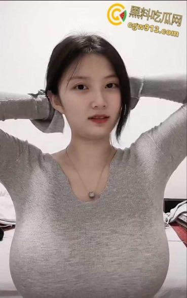 抖音巨乳网红【hepei】，直播摸胸吊带都要断了，与榜一金主视频自慰摸胸，这奶子才能叫胸器吧 ！-2