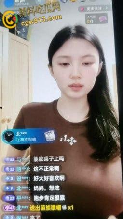 抖音巨乳网红【hepei】，直播摸胸吊带都要断了，与榜一金主视频自慰摸胸，这奶子才能叫胸器吧 ！-4