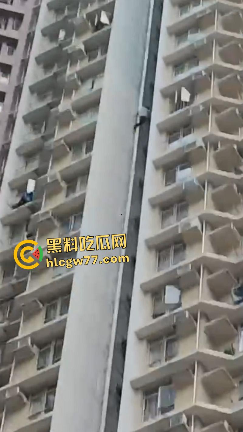 香港惊现蜘蛛侠，一男子顺高层水管爬行，据悉是情夫结果老公提前回家，老哥胆子真大啊！-1