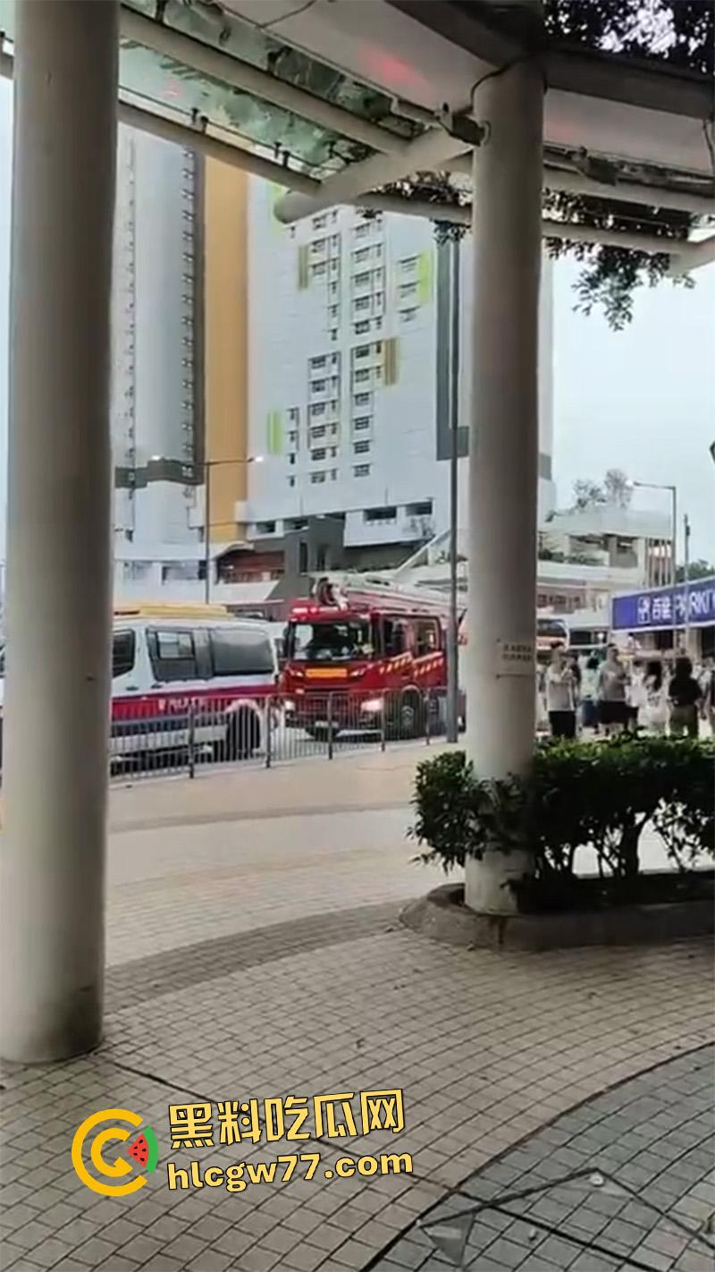 香港惊现蜘蛛侠，一男子顺高层水管爬行，据悉是情夫结果老公提前回家，老哥胆子真大啊！-7