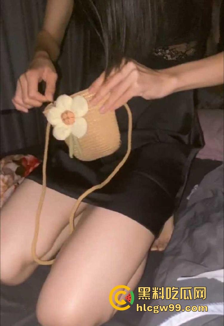 瓜友投稿！湖南蓝天幼儿园骚妻幼师【吴亦伊】性爱视频曝光，阴毛茂密性欲强盛的小母狗，性感蜜桃臀被疯狂后入。-3