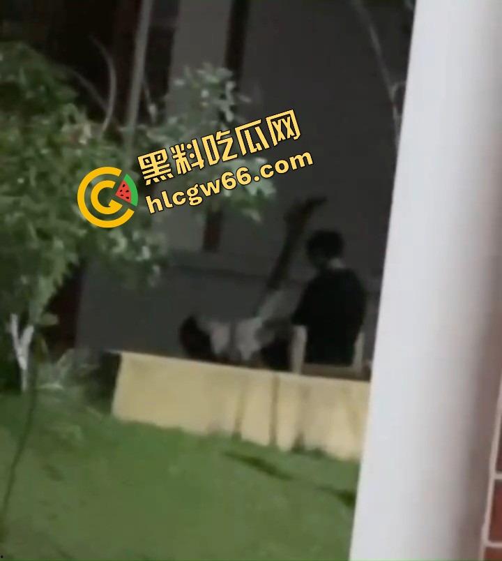 离谱到飞起，一对狗男女在医院小花园直播做爱，护士小姐姐排排站吃瓜围观，白大褂都看红了脸！-7