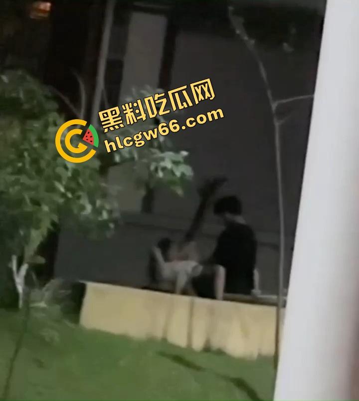 离谱到飞起，一对狗男女在医院小花园直播做爱，护士小姐姐排排站吃瓜围观，白大褂都看红了脸！-8