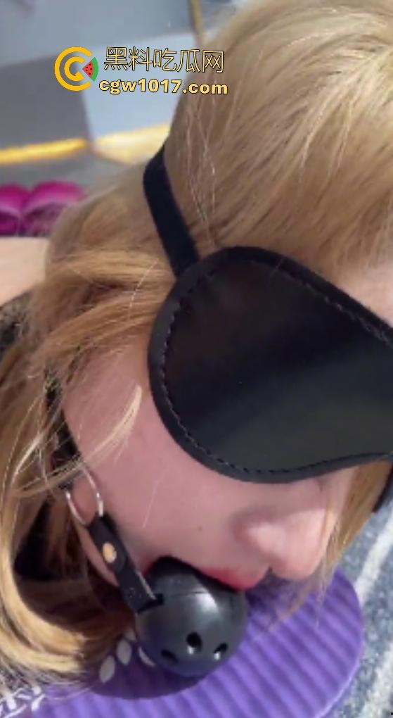 JK母狗被男友捆绑滴蜡调教，趴地不反抗还求操，发黄的酸爽臭脚足交，边操边用板子狠抽，屁股快打成蜜桃了！-2