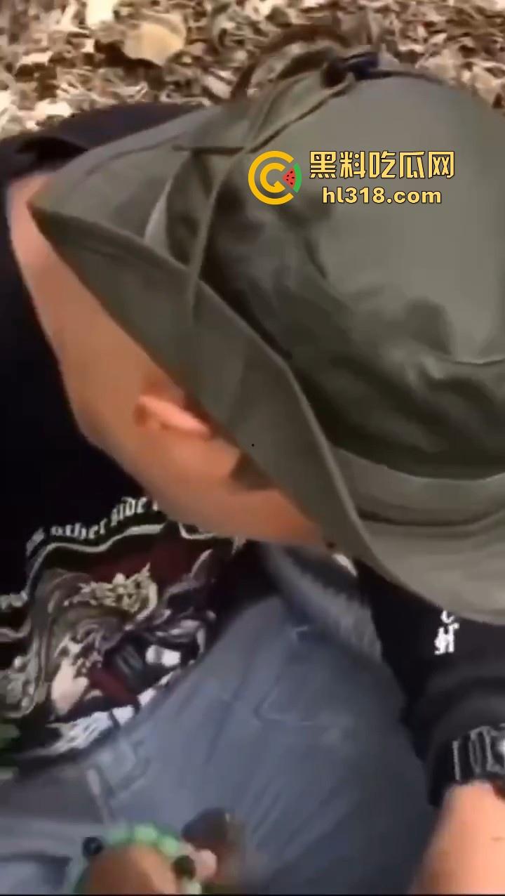 上山采蘑菇偶遇眼镜蛇咬鸡巴，透过裤子咬着死死不放，这是不是感觉不能要了呀！-2