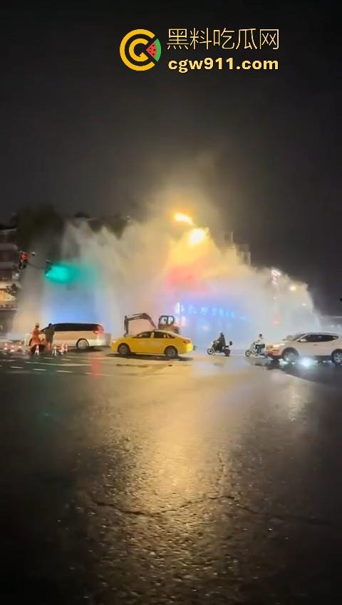 南京秦淮区万象天地自来水管大爆炸！疑似自来水主管道被施工挖断，现场洪水喷涌像个水上乐园一样！-9