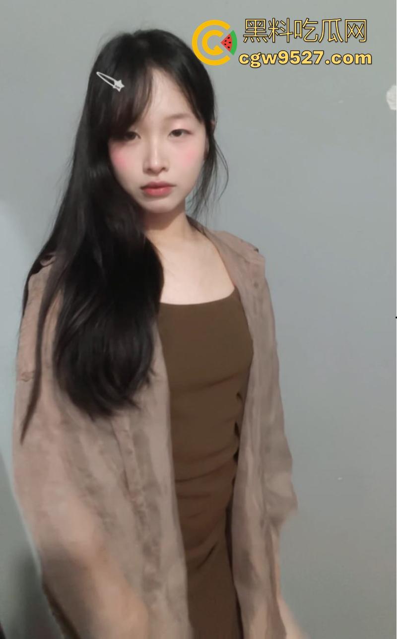 高颜值福利姬【小绒ovo】极品性感尤物露脸裸舞自慰，动作撩人边脱边舞，每一寸肌肤都散发致命诱惑！-5