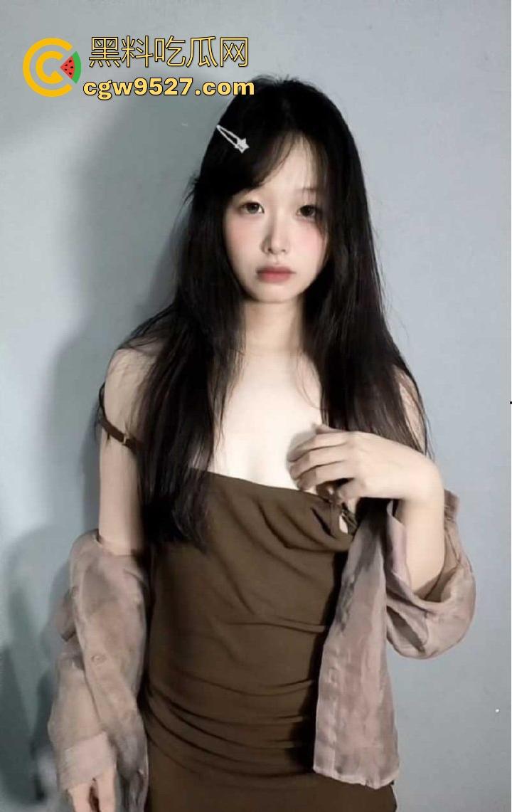 高颜值福利姬【小绒ovo】极品性感尤物露脸裸舞自慰，动作撩人边脱边舞，每一寸肌肤都散发致命诱惑！-6