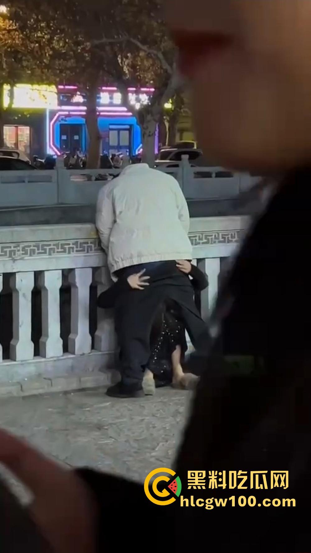 北京大哥路边发情当街怼，强按小姐姐头直接开搞，深喉怼到干呕，小姐姐手不知道该放哪，围观路人直看懵逼！-11