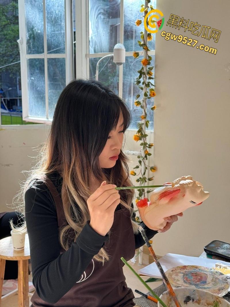 吉林师范学院清纯学妹【张娜】，人前文静人后骚母狗，被按住脖子爆操，操完不满足还用道具接着弄 !-1