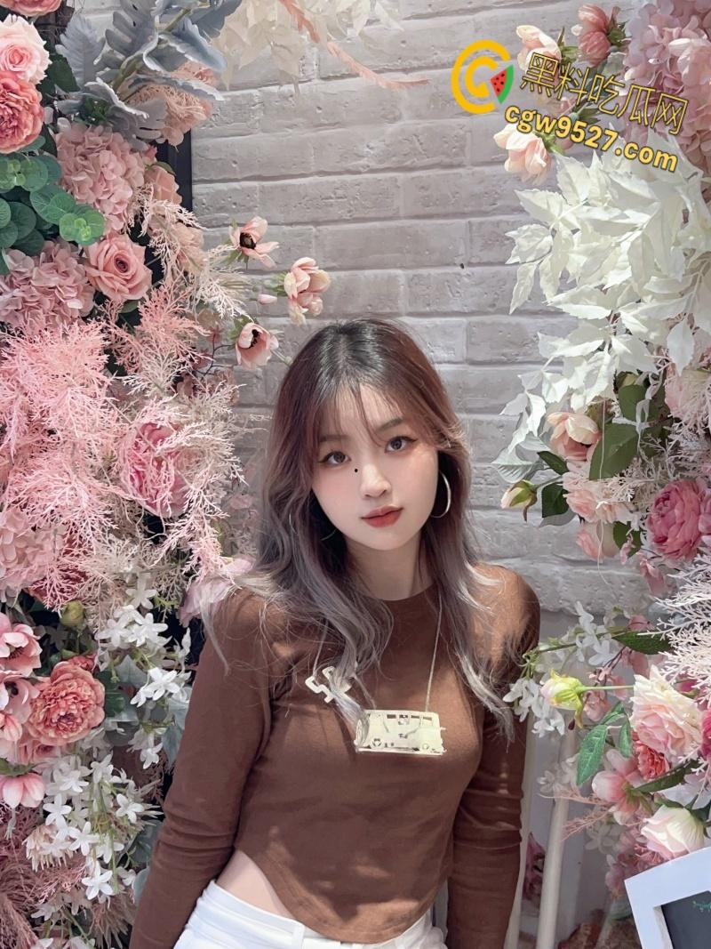 吉林师范学院清纯学妹【张娜】，人前文静人后骚母狗，被按住脖子爆操，操完不满足还用道具接着弄 !-5