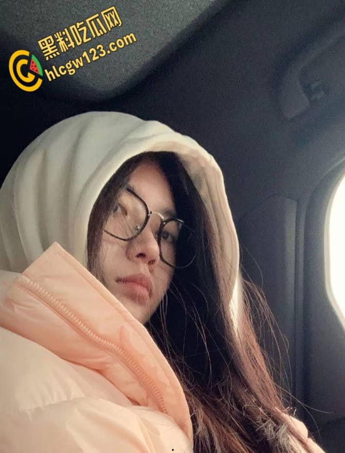 陕西嫩妹五一酒店走廊开战！清纯眼镜妹变身反差女王，男友后入狂欢，监控都看湿了！-1