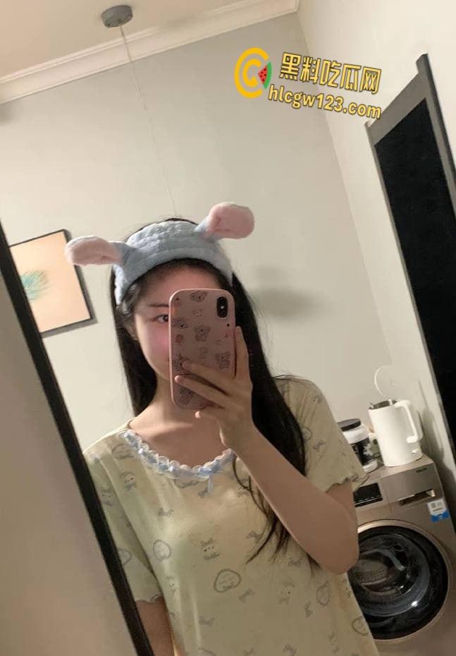 陕西嫩妹五一酒店走廊开战！清纯眼镜妹变身反差女王，男友后入狂欢，监控都看湿了！-6