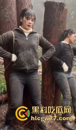 女汉子是怎样炼成的 为了生存两女子扛硕大原木下山 知道真相气愤不已！为了流量魔术抖整起来了-7