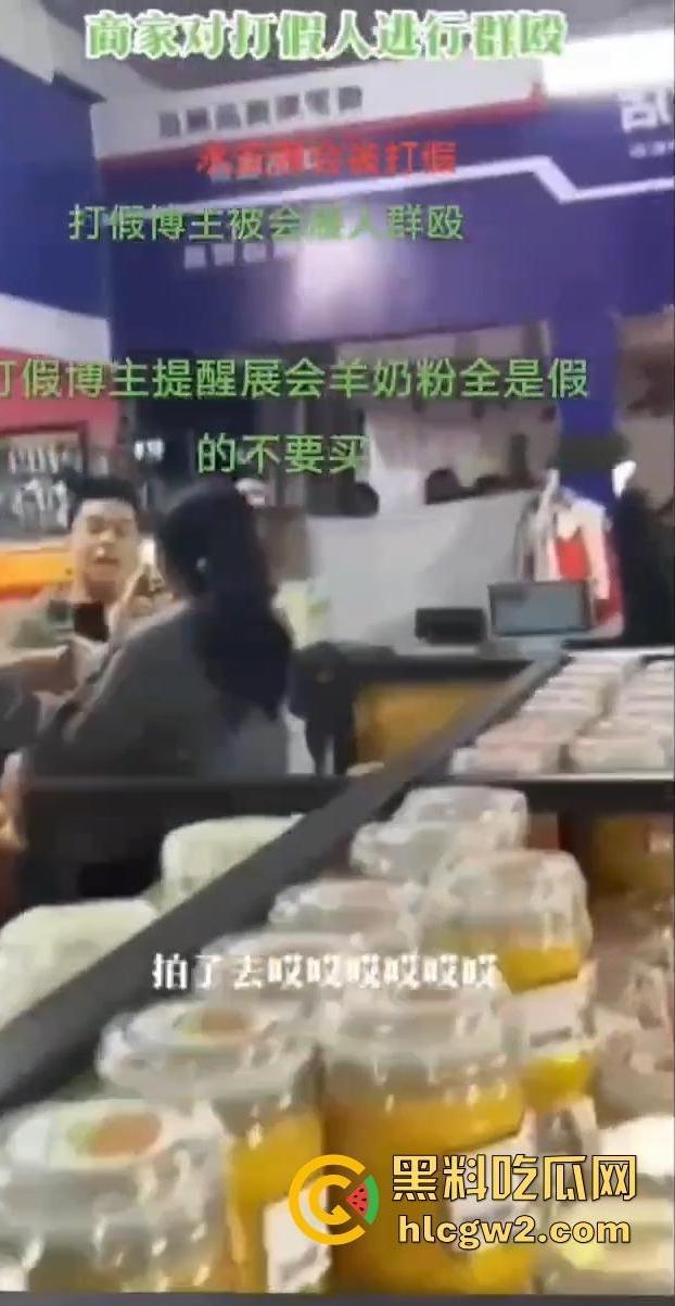 福建展会打假博主直接被商户群殴！摄影师惨成出气筒，头破血流真就惹了谁都不好过！-3