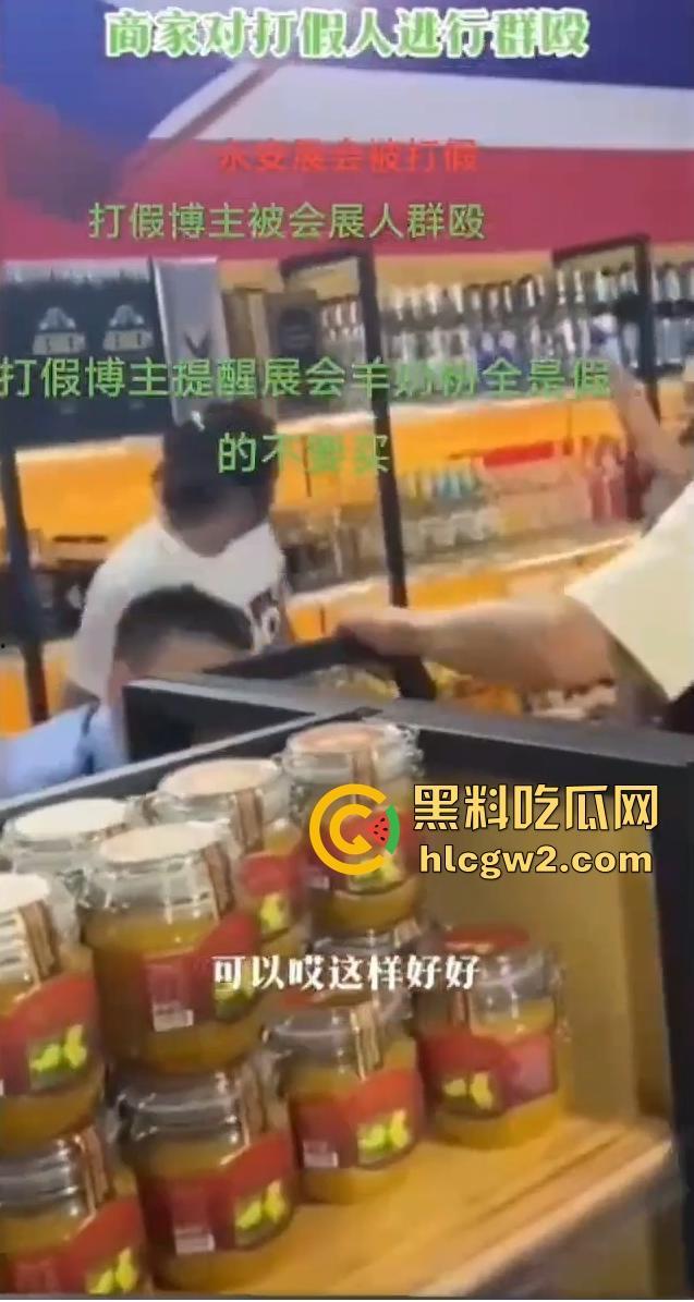 福建展会打假博主直接被商户群殴！摄影师惨成出气筒，头破血流真就惹了谁都不好过！-4