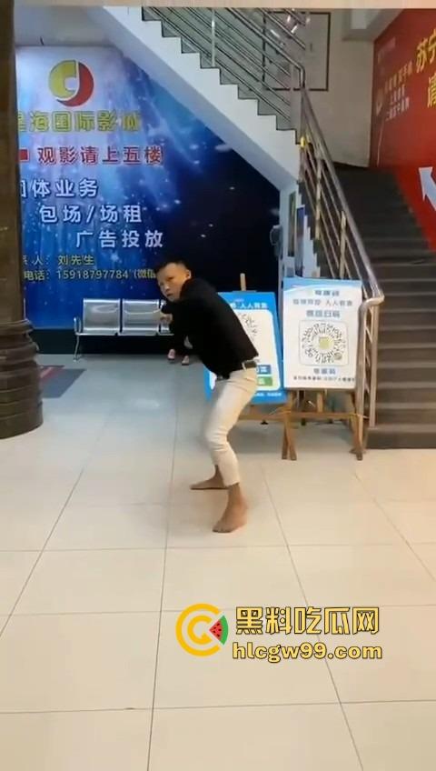 河南精神小伙线上嘴硬嚣张跋扈，线下衣服被脱光吊打，飞踢猛踹，互联网嘴炮被打得嗷嗷叫不敢还手！-1