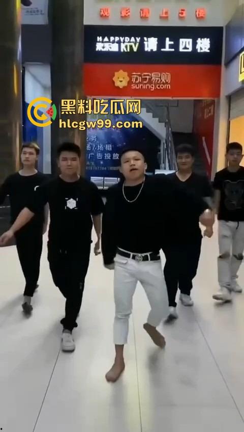 河南精神小伙线上嘴硬嚣张跋扈，线下衣服被脱光吊打，飞踢猛踹，互联网嘴炮被打得嗷嗷叫不敢还手！-5