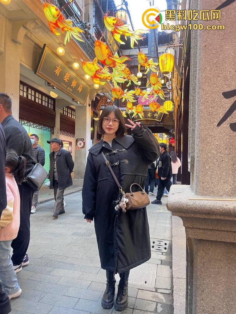 河南工学院反差眼镜婊【陈梦洁】与男友开房口交视频流出 表面清纯床上骚 口活娴熟似母狗-1