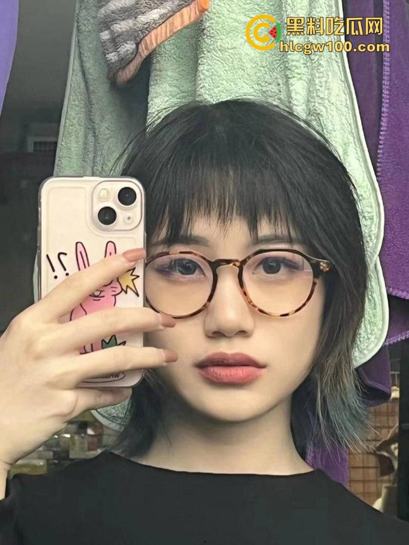 河南工学院反差眼镜婊【陈梦洁】与男友开房口交视频流出 表面清纯床上骚 口活娴熟似母狗-4