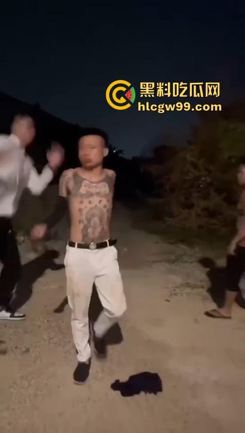 河南精神小伙线上嘴硬嚣张跋扈，线下衣服被脱光吊打，飞踢猛踹，互联网嘴炮被打得嗷嗷叫不敢还手！-12