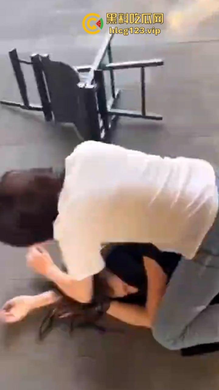 拳头硬了！河南漯河一怀孕女子打砸店铺 持刀行凶  怀了个太子吗？这么牛逼？现场撒泼视频看怒了-7