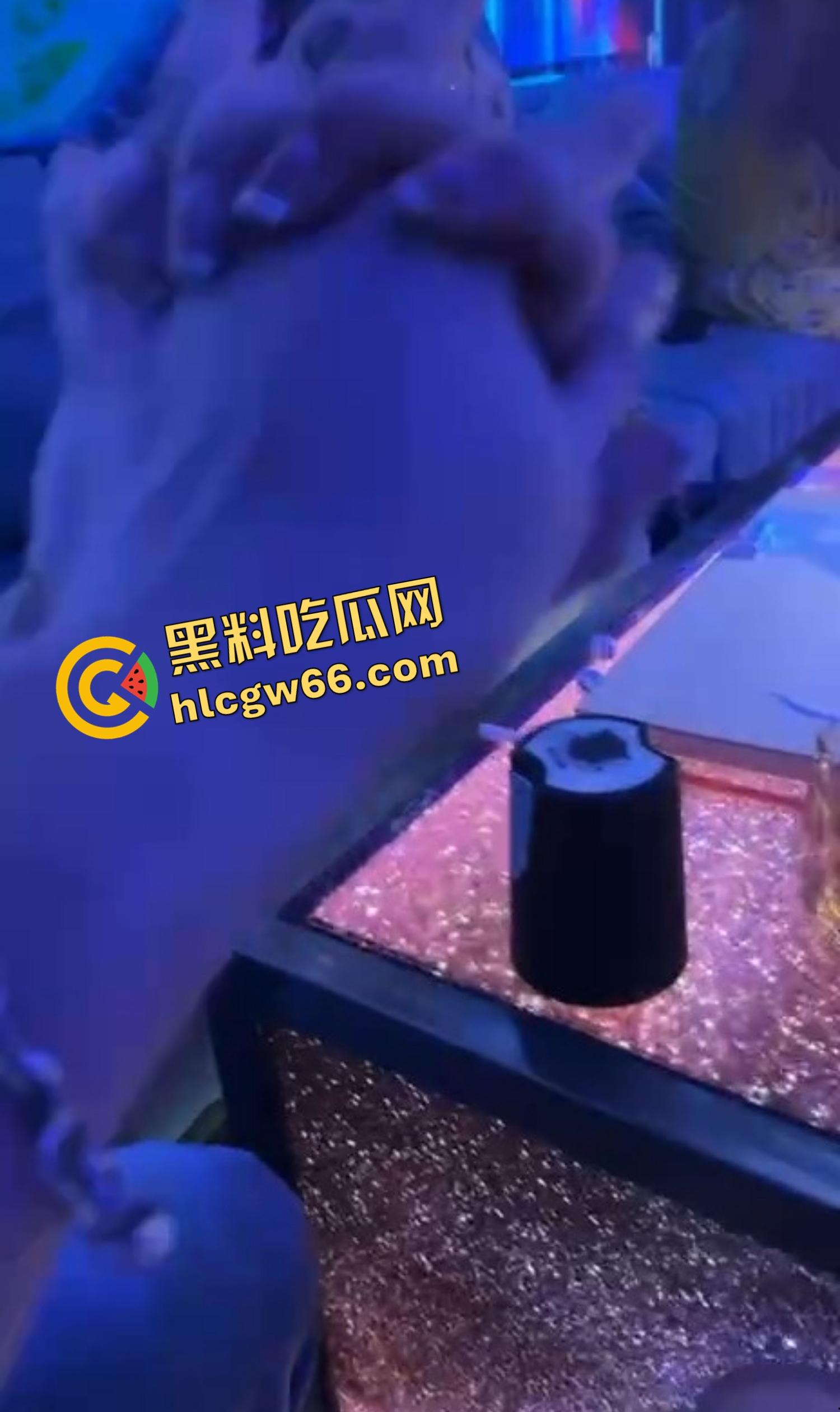 东南亚KTV真实疯批现场，乌烟瘴气全场开K，女的脱光裸舞，男的边吸边操，电影诚不欺我！-11