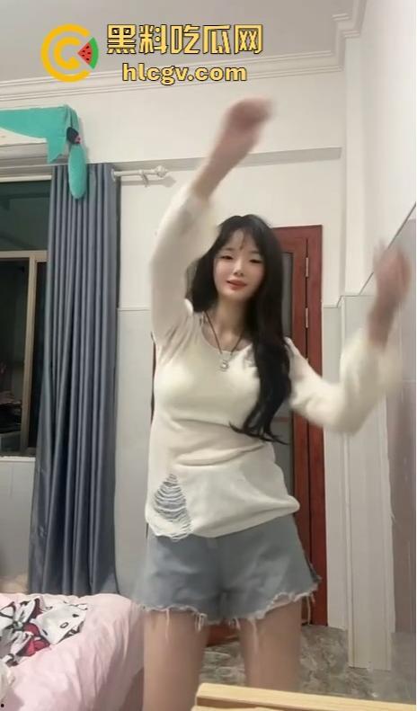 快手反差嫩妹【左嫡】清纯脸背后的秘密！胸前花蝴蝶纹身暴露真相，不是精盆就是肉便器！-4